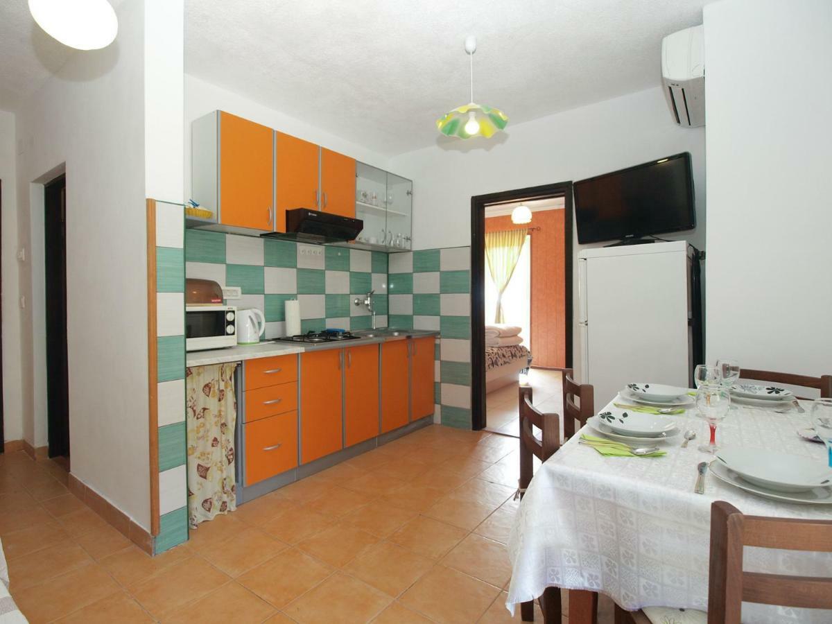 Apartments Davor 1676 Banjole Buitenkant foto